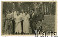1927-1939, Wojtkiewicze (?), woj. poleskie, Polska.
Grupa osób, z przodu stoją kobiety.
Fot. NN, zbiory Ośrodka KARTA, przekazała Bożena Ciesielska