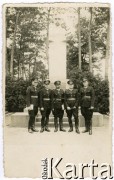 1927-1939, Wojtkiewicze (?), woj. poleskie, Polska.
Policjanci na tle popiersia Józefa Piłsudskiego.
Fot. NN, zbiory Ośrodka KARTA, przekazała Bożena Ciesielska