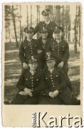 1927-1939, Wojtkiewicze (?), woj. poleskie, Polska.
Grupa policjantów, na dole z lewej Zalewski.
Fot. NN, zbiory Ośrodka KARTA, przekazała Bożena Ciesielska