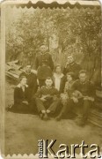 1927-1939, Wojtkiewicze (?), woj. poleskie, Polska.
Grupa osób, w tym żołnierze.
Fot. NN, zbiory Ośrodka KARTA, przekazała Bożena Ciesielska
