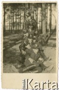 1927-1939, Wojtkiewicze (?), woj. poleskie, Polska.
Grupa policjantów.
Fot. NN, zbiory Ośrodka KARTA, przekazała Bożena Ciesielska