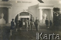Lata 30., Lwów, Polska.
Targi Wschodnie, grupa osób przed siedzibą Banku Przemysłowego.
Fot. NN, zbiory Ośrodka KARTA, przekazała Barbara Ilińska