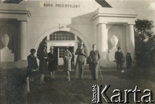 Lata 30., Lwów, Polska.
Targi Wschodnie, grupa osób przed siedzibą Banku Przemysłowego.
Fot. NN, zbiory Ośrodka KARTA, przekazała Barbara Ilińska