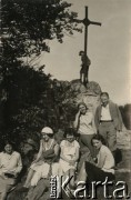 Lata 30., Lwów (okolice), Polska.
Wyprawa na Czartowską Skałę, siedzą od lewej: Małaczyńska, Józefa Kuczyńska, NN, Zofia Sadowska, Zofia Kuczyńska; stoją: Małaczyńska i Mieczysław Kuczyński.
Fot. NN, zbiory Ośrodka KARTA, przekazała Barbara Ilińska