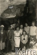 Lata 30., Lwów (okolice), Polska.
Wyprawa na Czartowską Skałę, stoją od lewej: Józefa Kuczyńska, NN, Zofia Sadowska, Mieczysław Kuczyński, Zofia Kuczyńska, siostry Małaczyńskie.
Fot. NN, zbiory Ośrodka KARTA, przekazała Barbara Ilińska