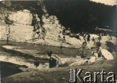 Lata 30., Kosów Huculski, woj. stanisławowskie, Polska.
Grupa osób nad rzeką Czeremosz.
Fot. NN, zbiory Ośrodka KARTA, przekazała Barbara Ilińska