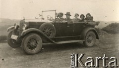 Lata 30., Polska.
Wycieczka samochodowa, za kierownicą Roman Kurdziel (absolwent Politechniki Lwowskiej, w latach 1959-1962 prorektor Politechniki Wrocławskiej), obok Romana Mieczysław Kuczyński (absolwent Wydziału Prawa Uniwersytetu Lwowskiego, sędzia, a następnie notariusz), z tyłu od prawej siedzą: Janina Kuczyńska (narzeczona Romana Kurdziela), Maria Kurdzielówna (absolwentka Wydziału Prawa Uniwersytetu Lwowskiego, później wykładowca w Wyższej Szkole Pedagogicznej we Wrocławiu), siostra Romana i Józefa Buczyńska (narzeczona Mieczysława Kuczyńskiego).  
Fot. Stanisław Klima, zbiory Ośrodka KARTA, przekazała Barbara Ilińska