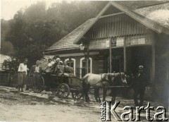 Lata 30., Polska.
Grupa osób na wozie zaprzężonym w konia. 2 z lewej stoi Mieczysław Kuczyński (absolwent Wydziału Prawa Uniwersytetu Lwowskiego, sędzia, a następnie notariusz).
Fot. NN, zbiory Ośrodka KARTA, przekazała Barbara Ilińska