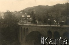 Lata 30., Kosów Huculski (okolice), woj. stanisławowskie, Polska. 
Grupa osób na moście.
Fot. NN, zbiory Ośrodka KARTA, przekazała Barbara Ilińska