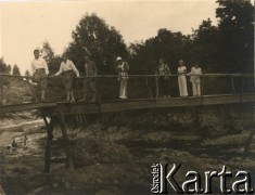 Lata 30., Kosów Huculski, Polska.
Grupa osób przechodzących przez most na rzece, z lewej: Roman Kurdziel i Mieczysław Kuczyński, 2. z prawej Zofia Kuczyńska.
Fot. NN, zbiory Ośrodka KARTA, przekazała Barbara Ilińska