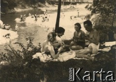 Lata 30., Kosów Huculski, woj. stanisławowskie, Polska.
Grupa osób grająca w karty nad rzeką Czeremosz. Siedzą od lewej: Mieczysław Kuczyński (absolwent Wydziału Prawa Uniwersytetu Lwowskiego, sędzia, a następnie notariusz), jego żona Józefa oraz siostra Zofia. 
Fot. NN, zbiory Ośrodka KARTA, przekazała Barbara Ilińska