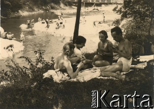 Lata 30., Kosów Huculski, woj. stanisławowskie, Polska.
Grupa osób grająca w karty nad rzeką Czeremosz. Siedzą od lewej: Mieczysław Kuczyński (absolwent Wydziału Prawa Uniwersytetu Lwowskiego, sędzia, a następnie notariusz), jego żona Józefa oraz siostra Zofia. 
Fot. NN, zbiory Ośrodka KARTA, przekazała Barbara Ilińska