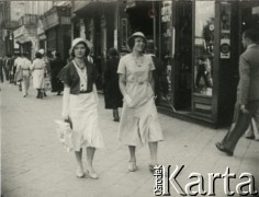 Lata 30., Lwów, Polska.
Zofia Kuczyńska i Jadwiga Małaczyńska podczas spaceru.
Fot. Mieczysław Kuczyński, zbiory Ośrodka KARTA, przekazała Barbara Ilińska