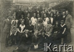 Lata 30., Lwów, Polska.
Absolwenci Wydziału Prawa Uniwersytetu Lwowskiego. Na dole w środku siedzi Mieczysław Kuczyński.
Fot. NN, zbiory Ośrodka KARTA, przekazała Barbara Ilińska