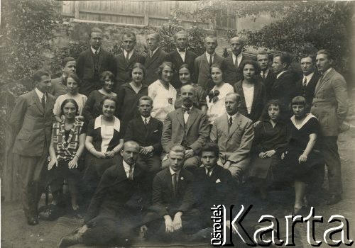Lata 30., Lwów, Polska.
Absolwenci Wydziału Prawa Uniwersytetu Lwowskiego. Na dole w środku siedzi Mieczysław Kuczyński.
Fot. NN, zbiory Ośrodka KARTA, przekazała Barbara Ilińska