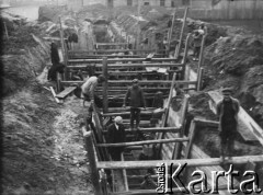 1927-1929, Płock, Polska.
Budowa Elektrowni Miejskiej w Radziwiu. Robotnicy podczas pracy.
Fot. NN, zbiory Ośrodka KARTA