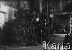 1927-1929, Płock, Polska.
Budowa Elektrowni Miejskiej w Radziwiu. Maszyna w hali elektrowni.
Fot. NN, zbiory Ośrodka KARTA