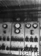 1927-1929, Płock, Polska.
Budowa Elektrowni Miejskiej w Radziwiu. Urządzenia miernicze.
Fot. NN, zbiory Ośrodka KARTA