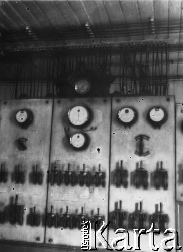 1927-1929, Płock, Polska.
Budowa Elektrowni Miejskiej w Radziwiu. Urządzenia miernicze.
Fot. NN, zbiory Ośrodka KARTA