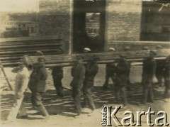 1927-1929, Płock, Polska.
Budowa Elektrowni Miejskiej w Radziwiu. Robotnicy przenoszą stalowe elementy.
Fot. NN, zbiory Ośrodka KARTA