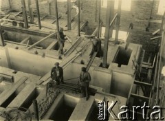 1927-1928, Płock, Polska.
Budowa fundamentów kotłowych Elektrowni Miejskiej w Radziwiu. Robotnicy podczas pracy.
Fot. NN, zbiory Ośrodka KARTA
