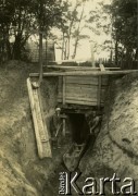 1927-1929, Płock, Polska.
Budowa Elektrowni Miejskiej w Radziwiu. Robotnicy przy kanale przechodzącym przez wał ochronny.
Fot. NN, zbiory Ośrodka KARTA