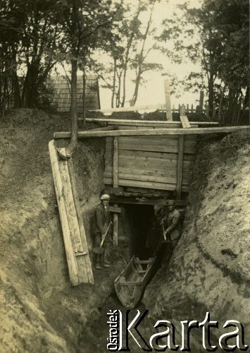 1927-1929, Płock, Polska.
Budowa Elektrowni Miejskiej w Radziwiu. Robotnicy przy kanale przechodzącym przez wał ochronny.
Fot. NN, zbiory Ośrodka KARTA
