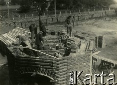 1927-1929, Płock, Polska.
Budowa Elektrowni Miejskiej w Radziwiu. Robotnicy podczas pracy.
Fot. NN, zbiory Ośrodka KARTA