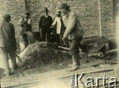 1927-1929, Płock, Polska.
Budowa Elektrowni Miejskiej w Radziwiu. Robotnicy podczas pracy.
Fot. NN, zbiory Ośrodka KARTA