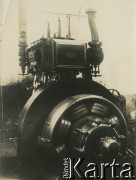 1927-1929, Płock, Polska.
Budowa Elektrowni Miejskiej w Radziwiu. Maszyna w hali elektrowni.
Fot. NN, zbiory Ośrodka KARTA