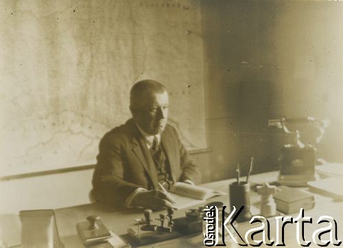 1927-1929, Płock, Polska.
Budowa Elektrowni Miejskiej w Radziwiu. Mężczyzna podczas pracy.
Fot. NN, zbiory Ośrodka KARTA
