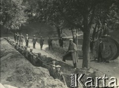 1927-1929, Płock, Polska.
Budowa Elektrowni Miejskiej w Radziwiu. Robotnicy kładą przewody w ziemię.
Fot. NN, zbiory Ośrodka KARTA