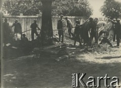 1927-1929, Płock, Polska.
Budowa Elektrowni Miejskiej w Radziwiu. Robotnicy kładą przewody w ziemię.
Fot. NN, zbiory Ośrodka KARTA