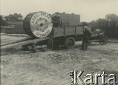 1927-1929, Płock, Polska.
Budowa Elektrowni Miejskiej w Radziwiu. Robotnicy transportują przewody.
Fot. NN, zbiory Ośrodka KARTA