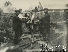 1927-1929, Płock, Polska.
Budowa Elektrowni Miejskiej w Radziwiu. Robotnicy podczas pracy.
Fot. NN, zbiory Ośrodka KARTA