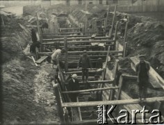 1927-1929, Płock, Polska.
Budowa Elektrowni Miejskiej w Radziwiu. Robotnicy podczas pracy.
Fot. NN, zbiory Ośrodka KARTA