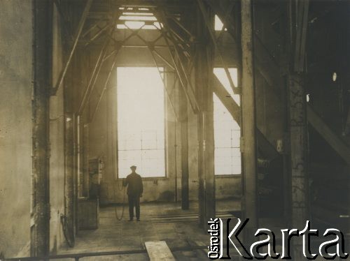 1927-1929, Płock, Polska.
Budowa Elektrowni Miejskiej w Radziwiu. Robotnik w hali.
Fot. NN, zbiory Ośrodka KARTA