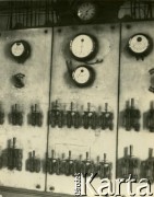 1927-1929, Płock, Polska.
Budowa Elektrowni Miejskiej w Radziwiu. Urządzenia miernicze.
Fot. NN, zbiory Ośrodka KARTA