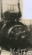 1927-1929, Płock, Polska.
Budowa Elektrowni Miejskiej w Radziwiu. Maszyna w hali elektrowni.
Fot. NN, zbiory Ośrodka KARTA