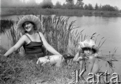 Sierpień 1928, Borysław, Polska.
Letni wypoczynek, Henryka Lis-Olszewska z dzieckiem nad stawem na tzw. 