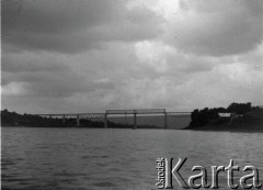 1929, prawdopodobnie Polska.
Most na rzece, widok z kajaka podczas spływu kajakowego.
Fot. NN, kolekcja Witolda Lis-Olszewskiego, zbiory Ośrodka KARTA