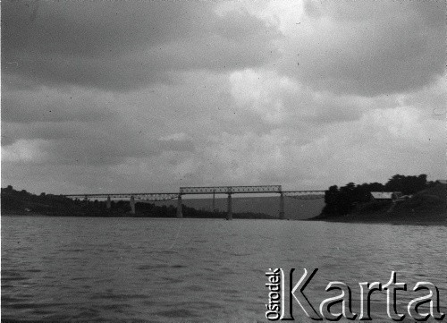 1929, prawdopodobnie Polska.
Most na rzece, widok z kajaka podczas spływu kajakowego.
Fot. NN, kolekcja Witolda Lis-Olszewskiego, zbiory Ośrodka KARTA