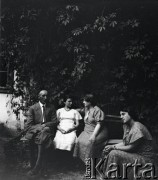 Lata 30., Borysław, Polska (obecnie Ukraina).
Od lewej: Gustaw Chobot, Maria Chobot, Helena Chobot, Henryka Lis-Olszewska - prawdopodobnie w ogrodzie domu rodziny Chobotów przy ulicy Legionów 93.
Fot. NN, kolekcja Witolda Lis-Olszewskiego, zbiory Ośrodka KARTA