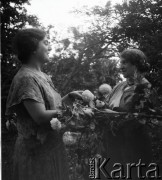 Lata 30., Borysław, Polska (obecnie Ukraina).
Od lewej: Henryka Lis-Olszewska i jej matka Helena Chobot, prawdopodobnie w ogrodzie domu rodziny Chobotów przy ulicy Legionów 93.
Fot. NN, kolekcja Witolda Lis-Olszewskiego, zbiory Ośrodka KARTA