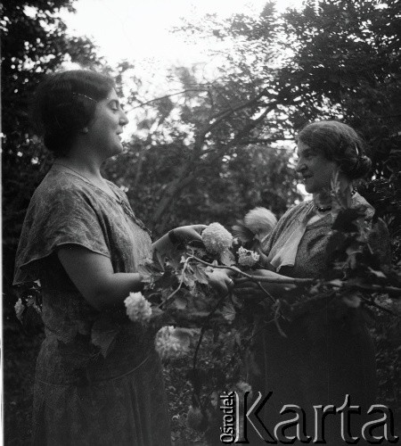Lata 30., Borysław, Polska (obecnie Ukraina).
Od lewej: Henryka Lis-Olszewska i jej matka Helena Chobot, prawdopodobnie w ogrodzie domu rodziny Chobotów przy ulicy Legionów 93.
Fot. NN, kolekcja Witolda Lis-Olszewskiego, zbiory Ośrodka KARTA