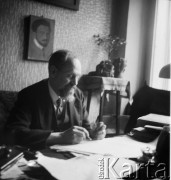 Lata 30., Lwów, Polska.
Mecenas Witold Lis-Olszewski (ojciec Witolda i Heleny) w swoim gabinecie. Na ścianie widoczny obraz autorstwa Bronislawa Lis-Olszewskiego (brata Witolda).
Fot. NN, kolekcja Witolda Lis-Olszewskiego, zbiory Ośrodka KARTA
