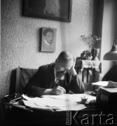 Lata 30., Lwów, Polska.
Mecenas Witold Lis-Olszewski (ojciec Witolda i Heleny) w swoim gabinecie. Na ścianie widoczny obraz autorstwa Bronislawa Lis-Olszewskiego (brata Witolda).
Fot. NN, kolekcja Witolda Lis-Olszewskiego, zbiory Ośrodka KARTA