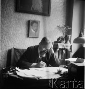 Lata 30., Lwów, Polska.
Mecenas Witold Lis-Olszewski (ojciec Witolda i Heleny) w swoim gabinecie. Na ścianie widoczny obraz autorstwa Bronislawa Lis-Olszewskiego (brata Witolda).
Fot. NN, kolekcja Witolda Lis-Olszewskiego, zbiory Ośrodka KARTA