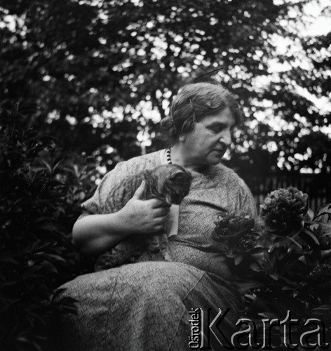 Lata 30., Borysław, Polska (obecnie Ukraina).
Helena Chobot, prawdopodobnie w ogrodzie domu rodziny Chobotów przy ulicy Legionów 93.
Fot. NN, kolekcja Witolda Lis-Olszewskiego, zbiory Ośrodka KARTA