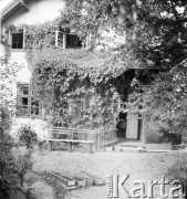 Lata 30., Borysław, Polska (obecnie Ukraina).
Prawdopodobnie dom rodziny Chobotów przy ulicy Legionów 93.
Fot. NN, kolekcja Witolda Lis-Olszewskiego, zbiory Ośrodka KARTA